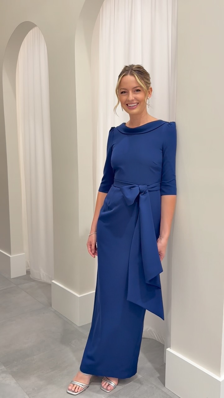 blue dress color combination The most popular colors for mothers of the bride or mothers of the groom is navy! It’s classic blends well with almost every scheme and is available in a variety of styles! 💙 #motherofthegroom Ivory Mother of the Coat Size:4 MP flowy a-line dress Indian Heavy Gown in