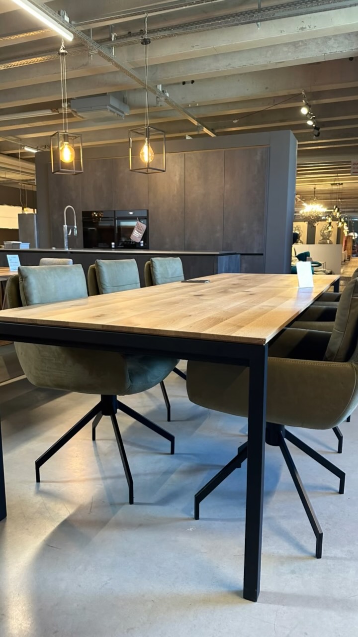 ✨ Dein neuer Lieblingsplatz beginnt hier🪑✨, Modernes Design trifft auf natürliche Eleganz. Dieser Esstisch aus Massivholz mit stilvollen Polsterstühlen schafft den perfekten Ort für gemeinsame Momente