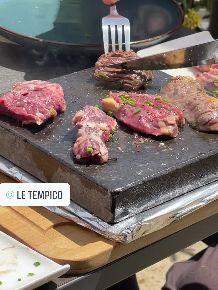 Le tempico c’est aussi ses viandes cuites sur pierre chaude volcanique ...