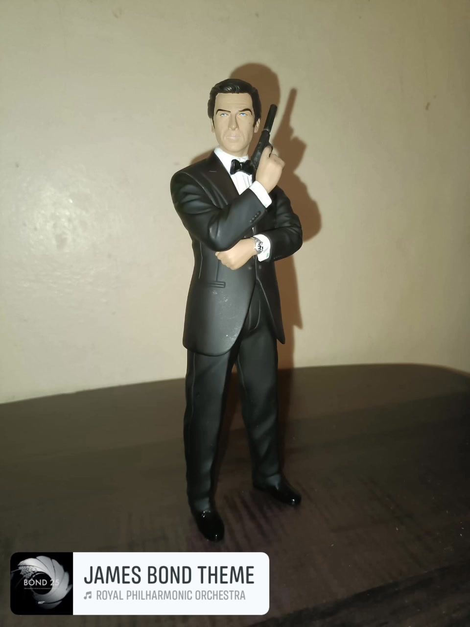 I just found a cheap loose figure of James Bond from facebook
