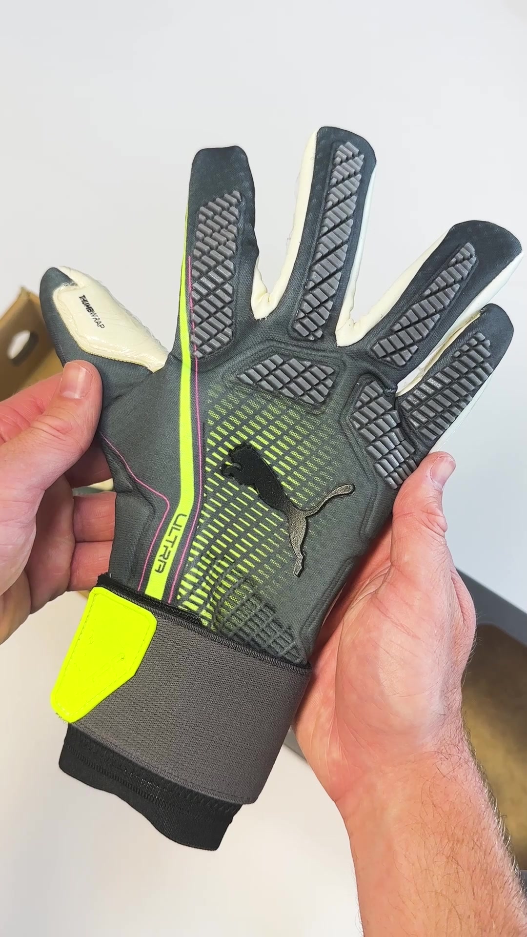 PUMA ULTRA GRIP 1 HYBRID PRO PUMA BLACK/YELLOW ALERT OUR PRICE €90