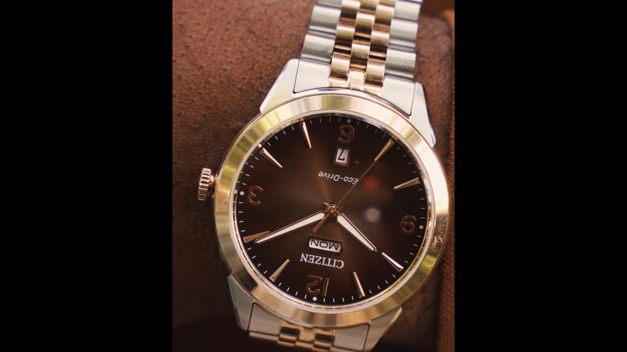 This vintage-inspired timepiece is a paragon of timeless elegance. With ...