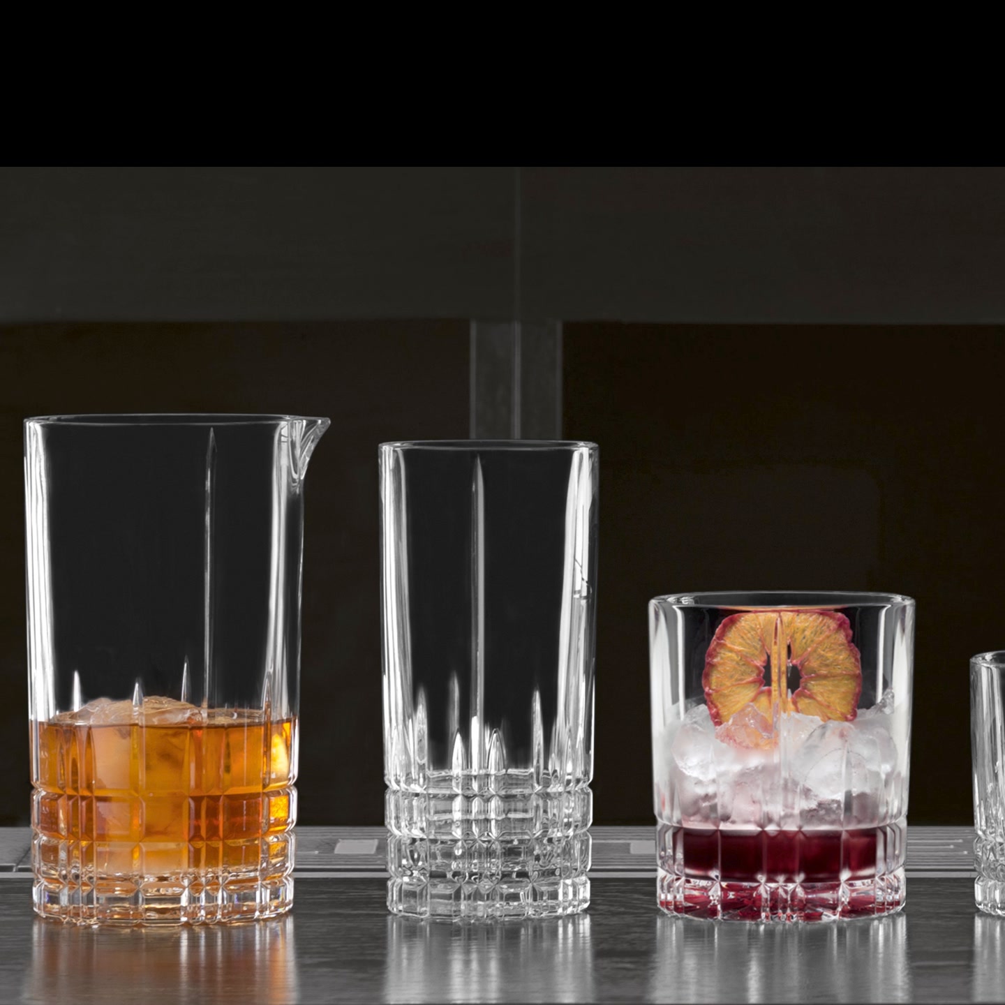 Glasserie Perfect Serve Collection von Spiegelau , •, Die Gläser der neuen Glasserie Perfect Serve Collection erscheinen Dank speziellem Schliffdekor in einer einmalige Lichtbrechung und Brillanz. Die
