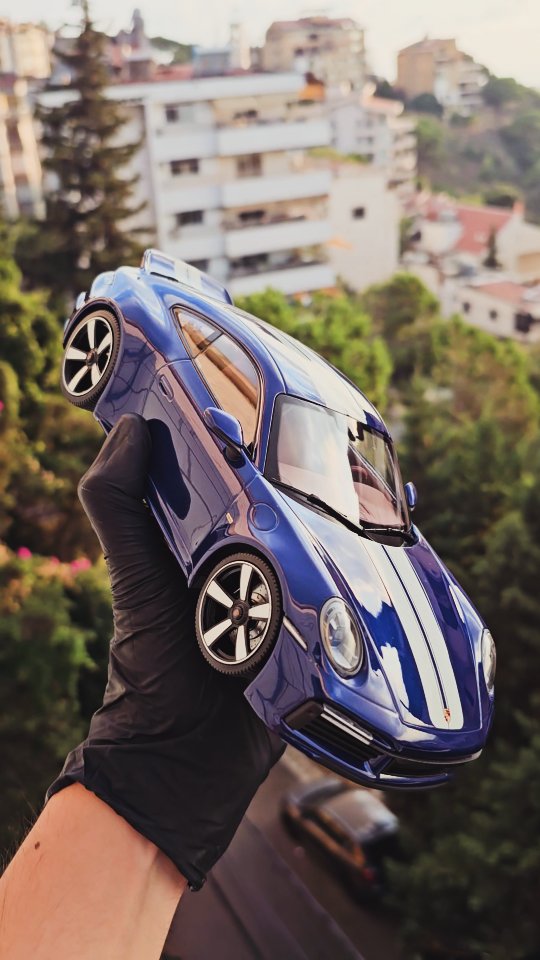 The MINICHAMPS 1:18 Porsche 911 Sport Classic is an exceptionally
