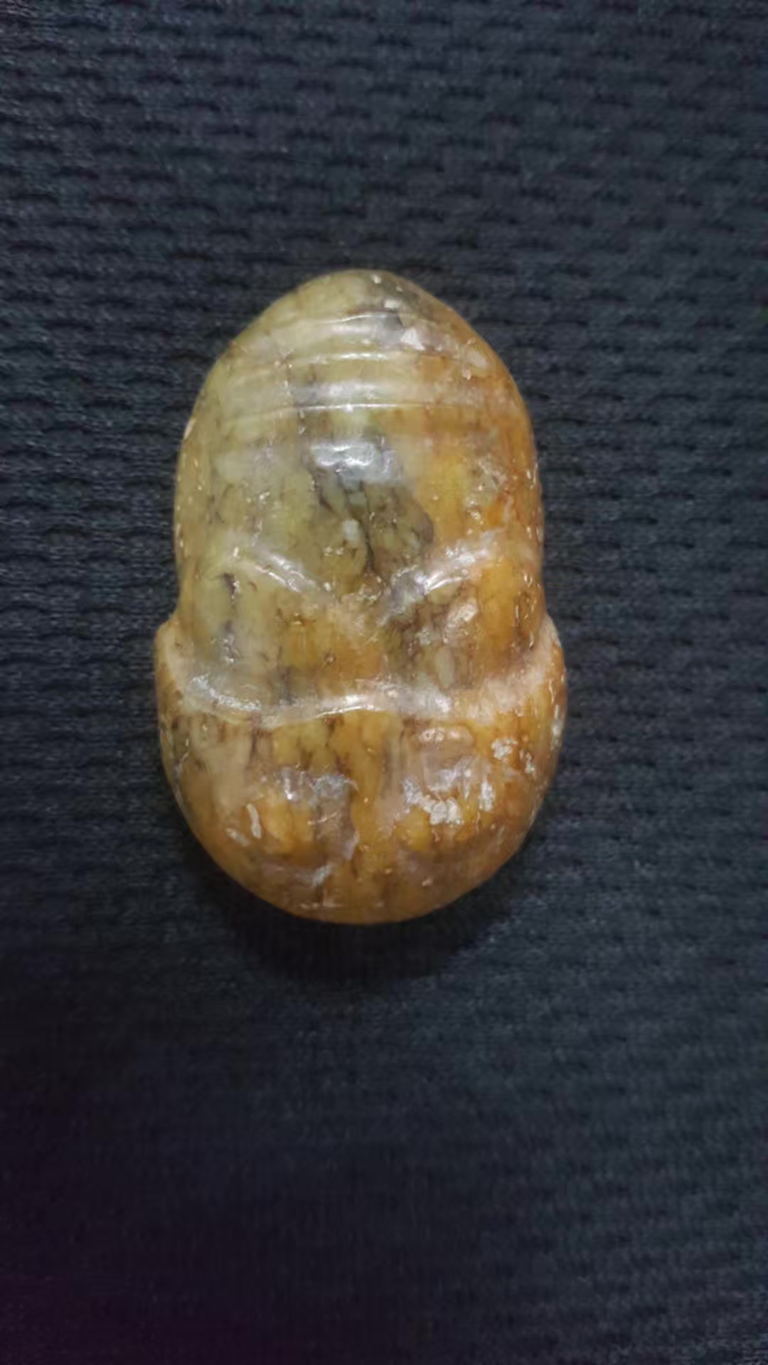 中国- 黑皮玉雕一个既佰生又奇特的红山玉器，它的外部包裹着一层黑色