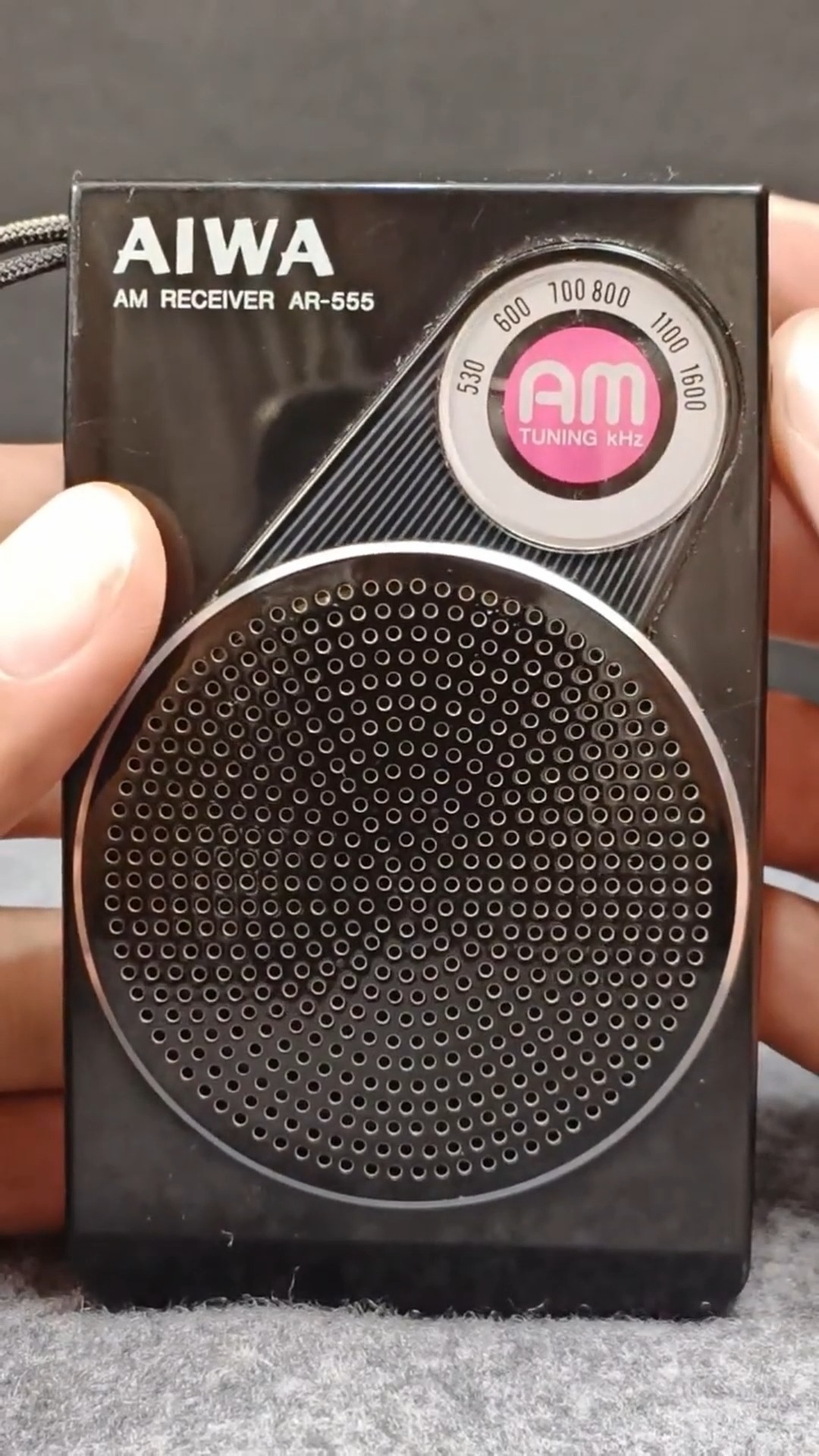 昭和レトロAIWA AM RECEIVER AR-555ラジオ(新品未使用) The Aiwa AR-555 is a vintage, pocket-sized AM receiver. It