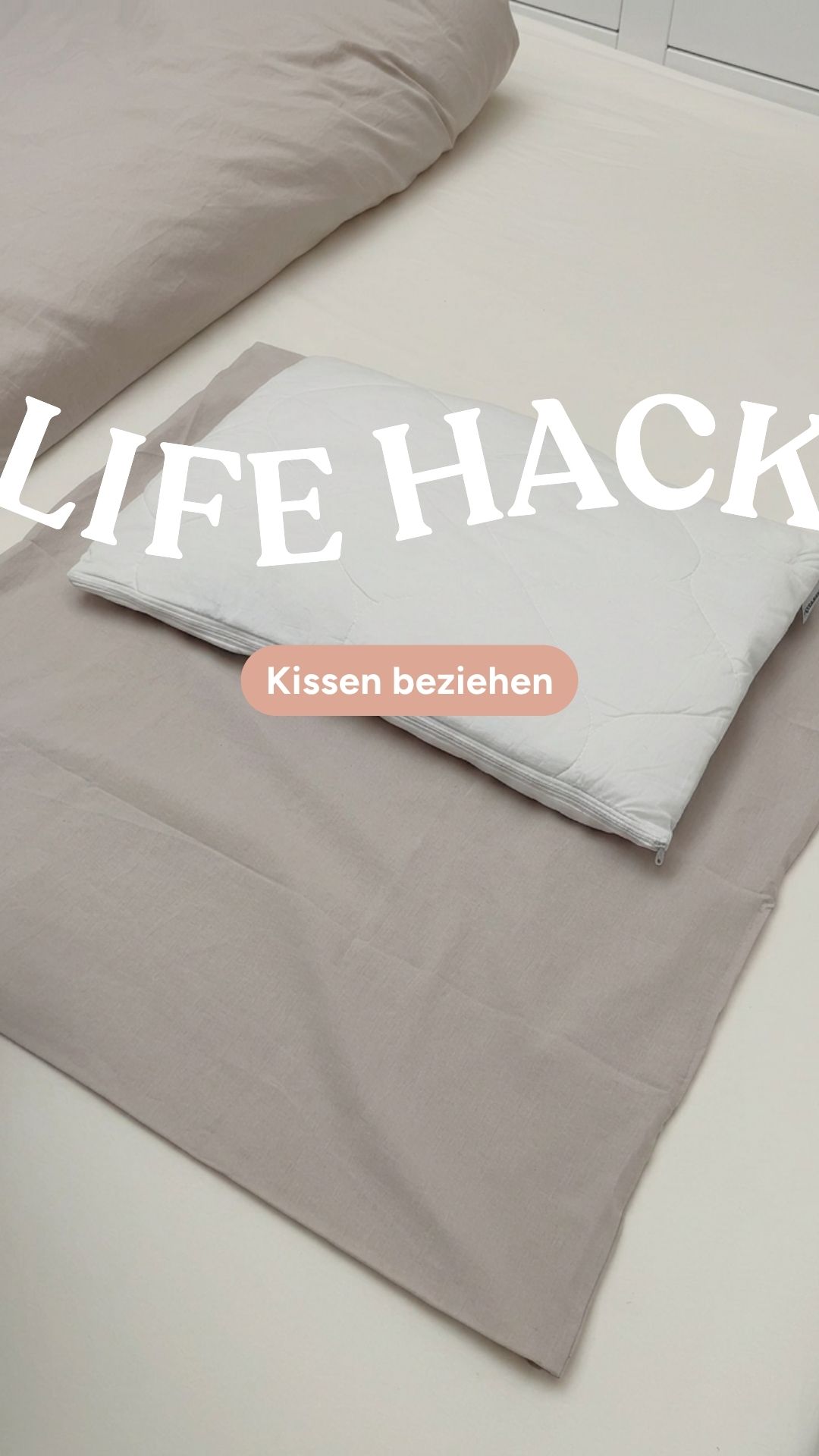 Ein einfacher Trick, wie man einen quadratischen Kissenbezug ganz ordentlich auf ein rechteckiges Kissen beziehen kann. ✨ Kanntet ihr diesen Trick schon?, #ehrenkind #Kissenbezug #lifehack #Haushalt