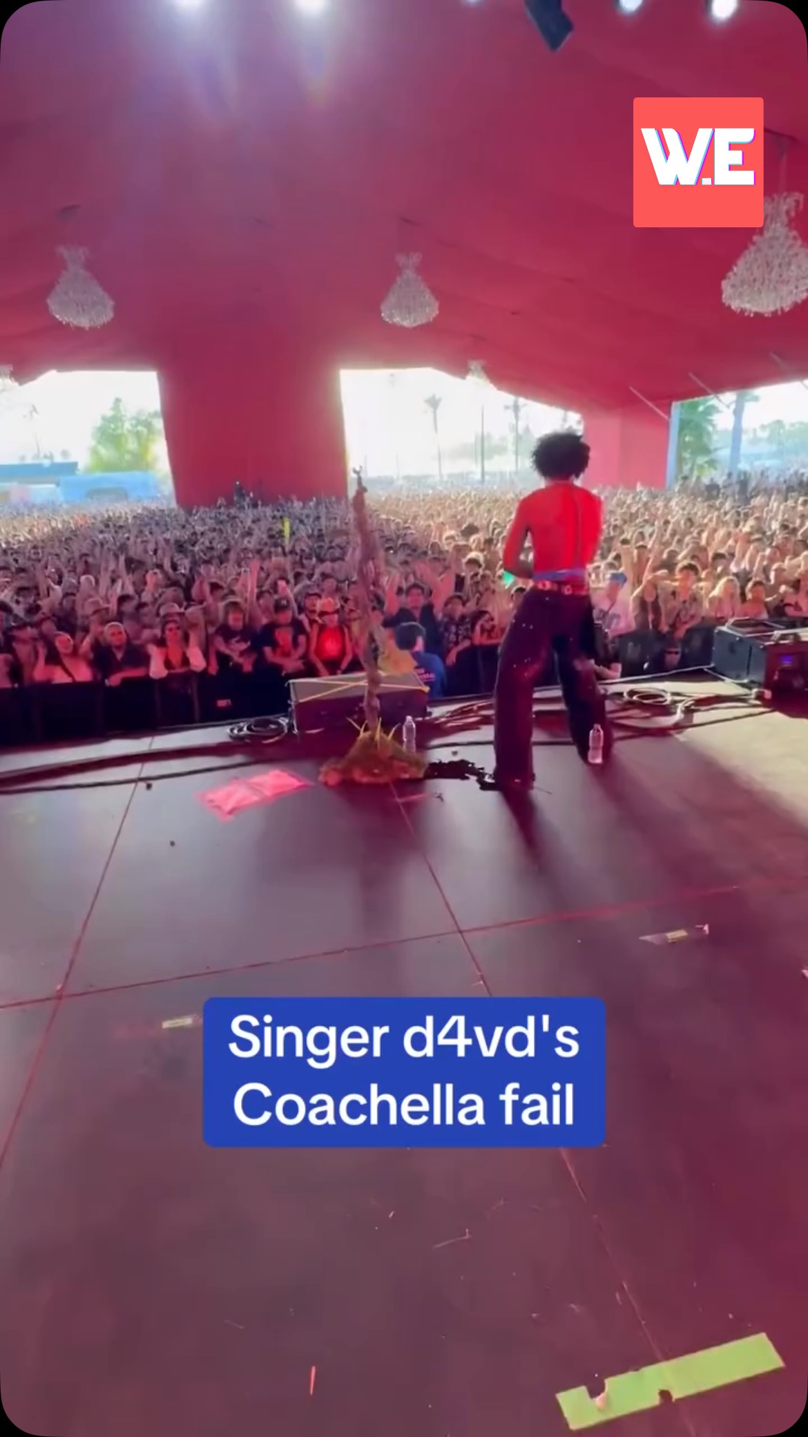 @ways.ent 🎹 Singer d4vd suffered a nasty fall while performing at ...
