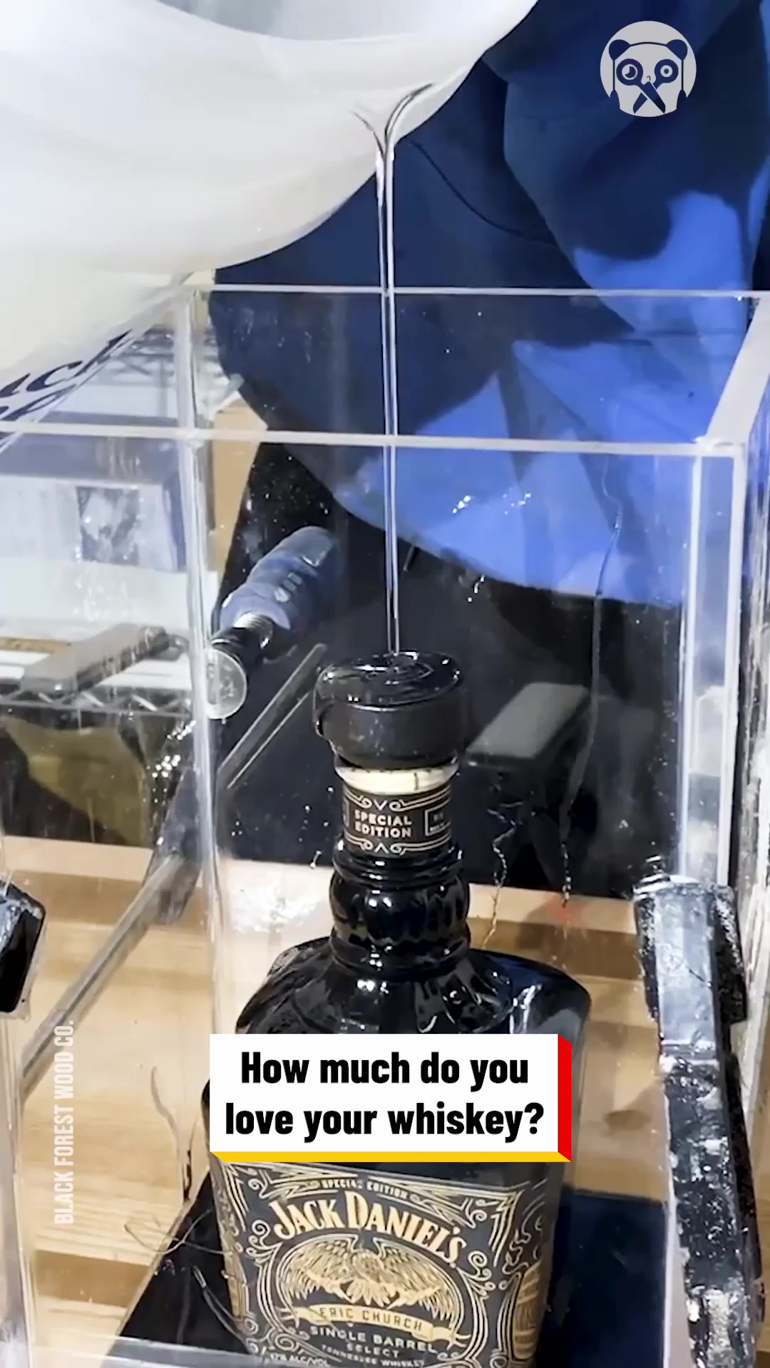 Casting a whiskey bottle in epoxy resin Partner: Black Forest Wood