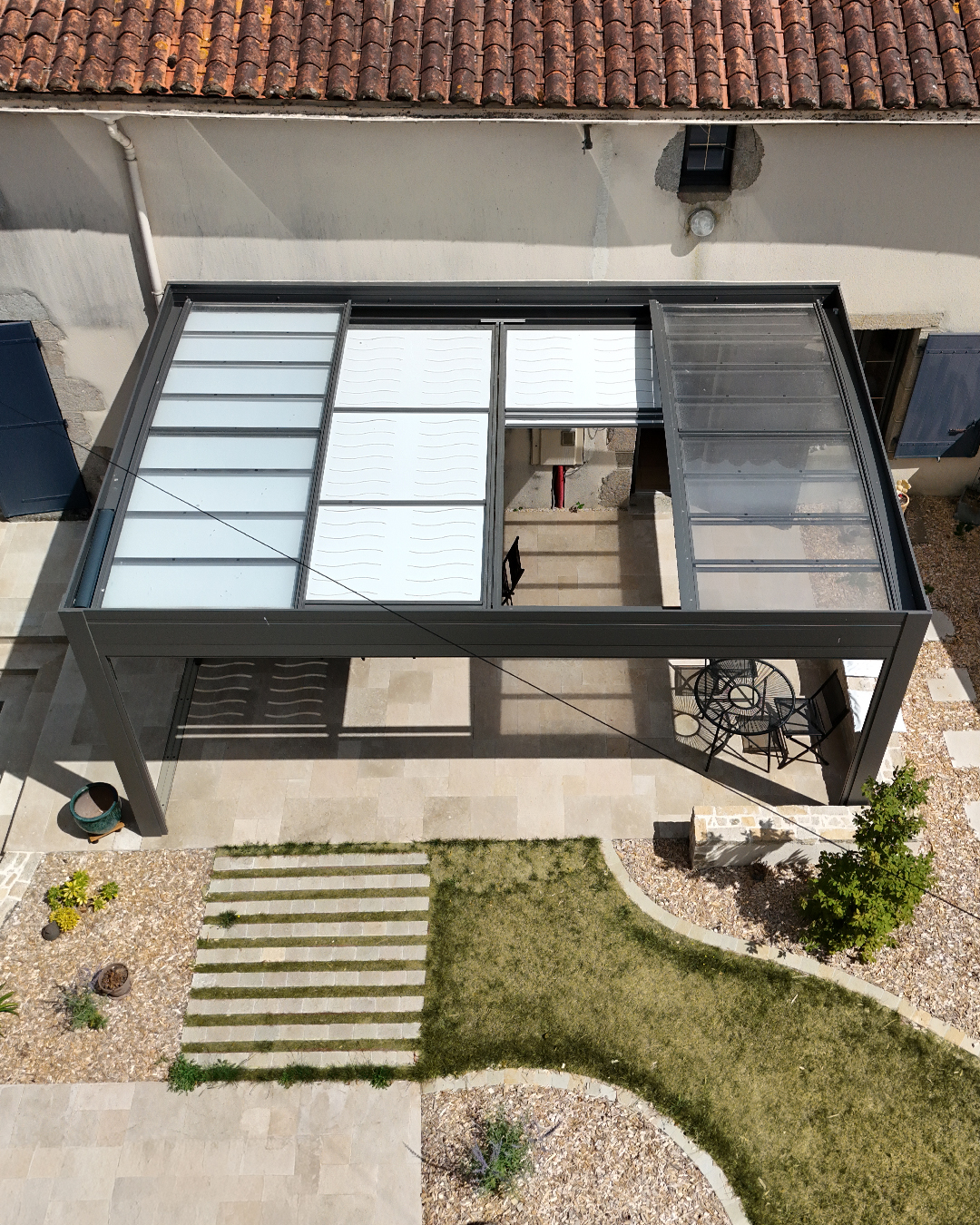 𝐏𝐞𝐫𝐠𝐨𝐥𝐚 🌿 Découvrez cette pergola en aluminium à toit ouvrant, sublimée ...
