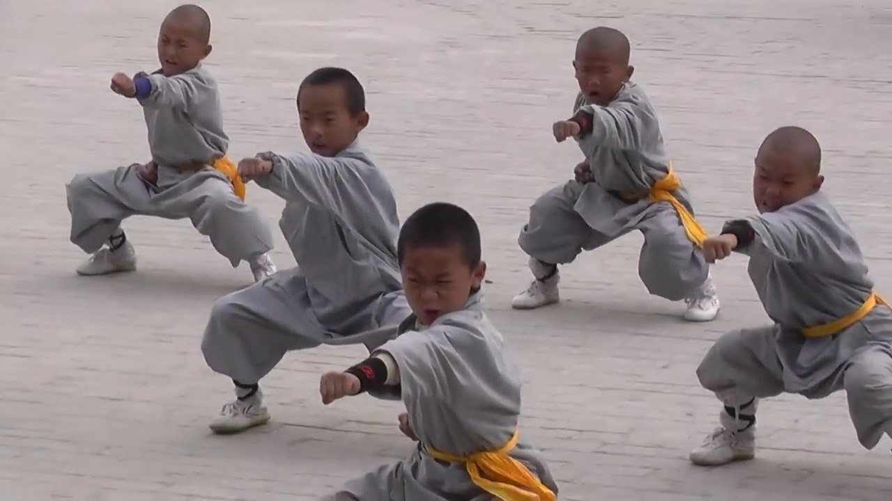 Niño aprendiendo arte marcial antiguo chino