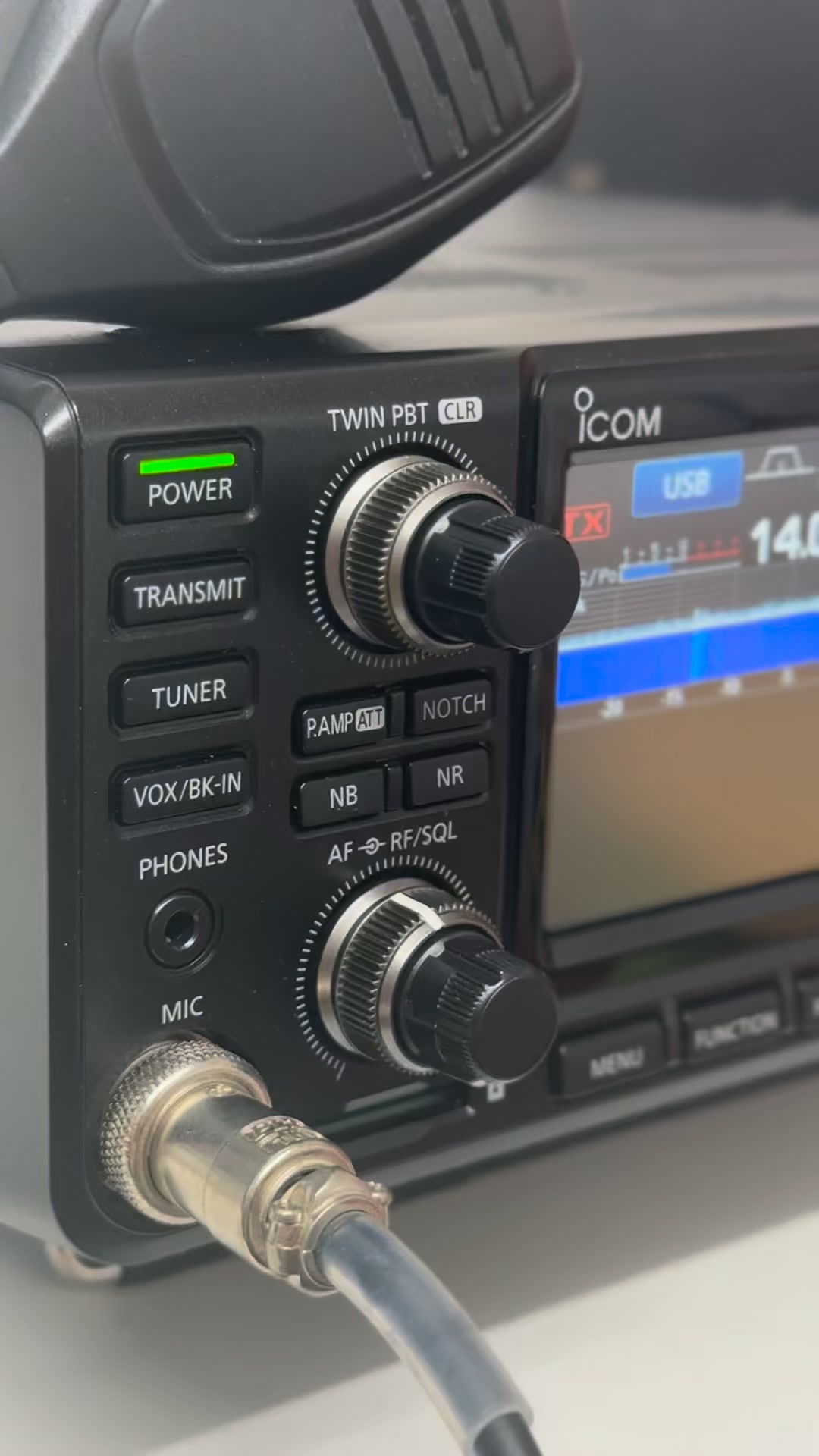 IC-7600 — where legendary Icom clarity meets unstoppable HF power