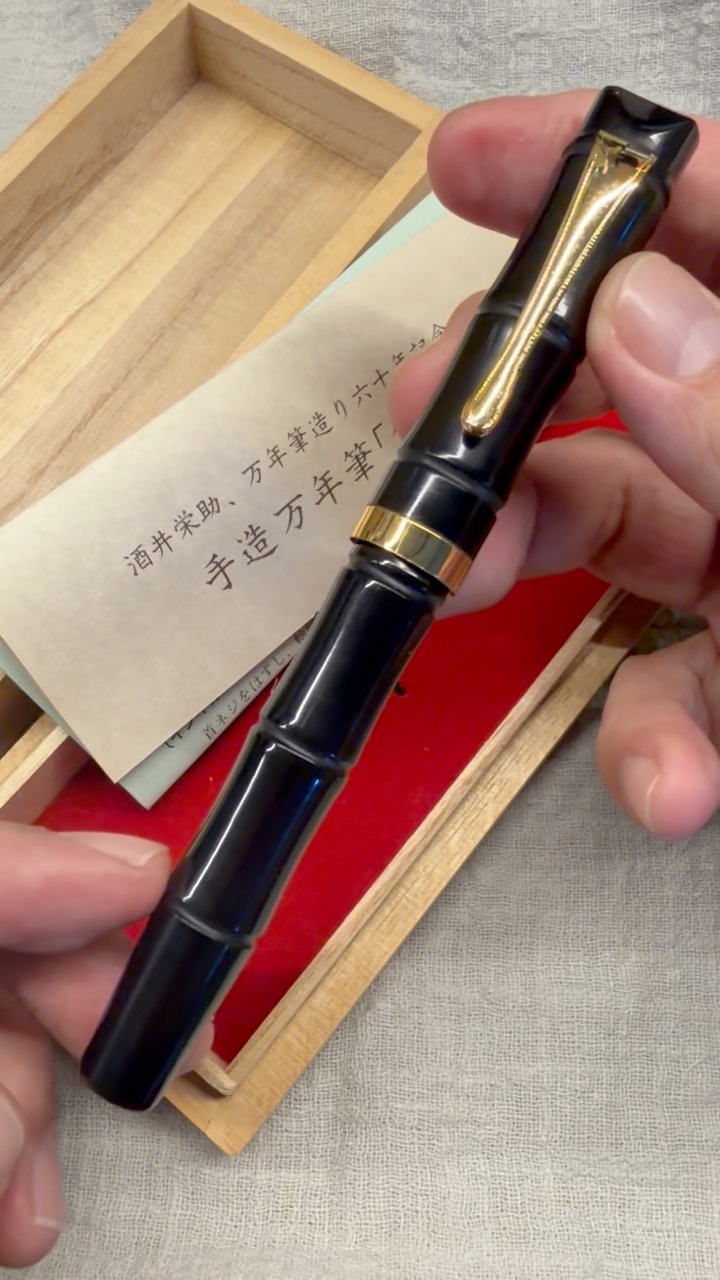真鍮金具とアルミ金具。 重さが変われば、使い心地も変わる。 「勉強