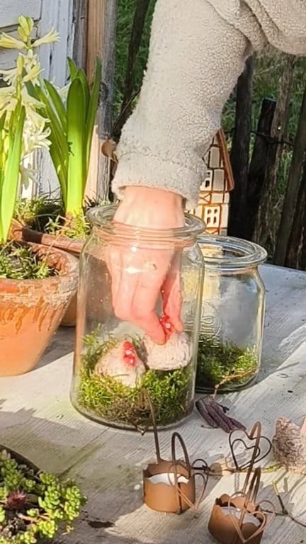 Weckglas Deko 🩷 , Wir dekorieren super gerne alte Einmachgläser und zeigen euch hier eine Dekoidee für den Frühling. Dafür haben wir kleine Hühner auf Moos im Weckglas gesetzt und die Gläser