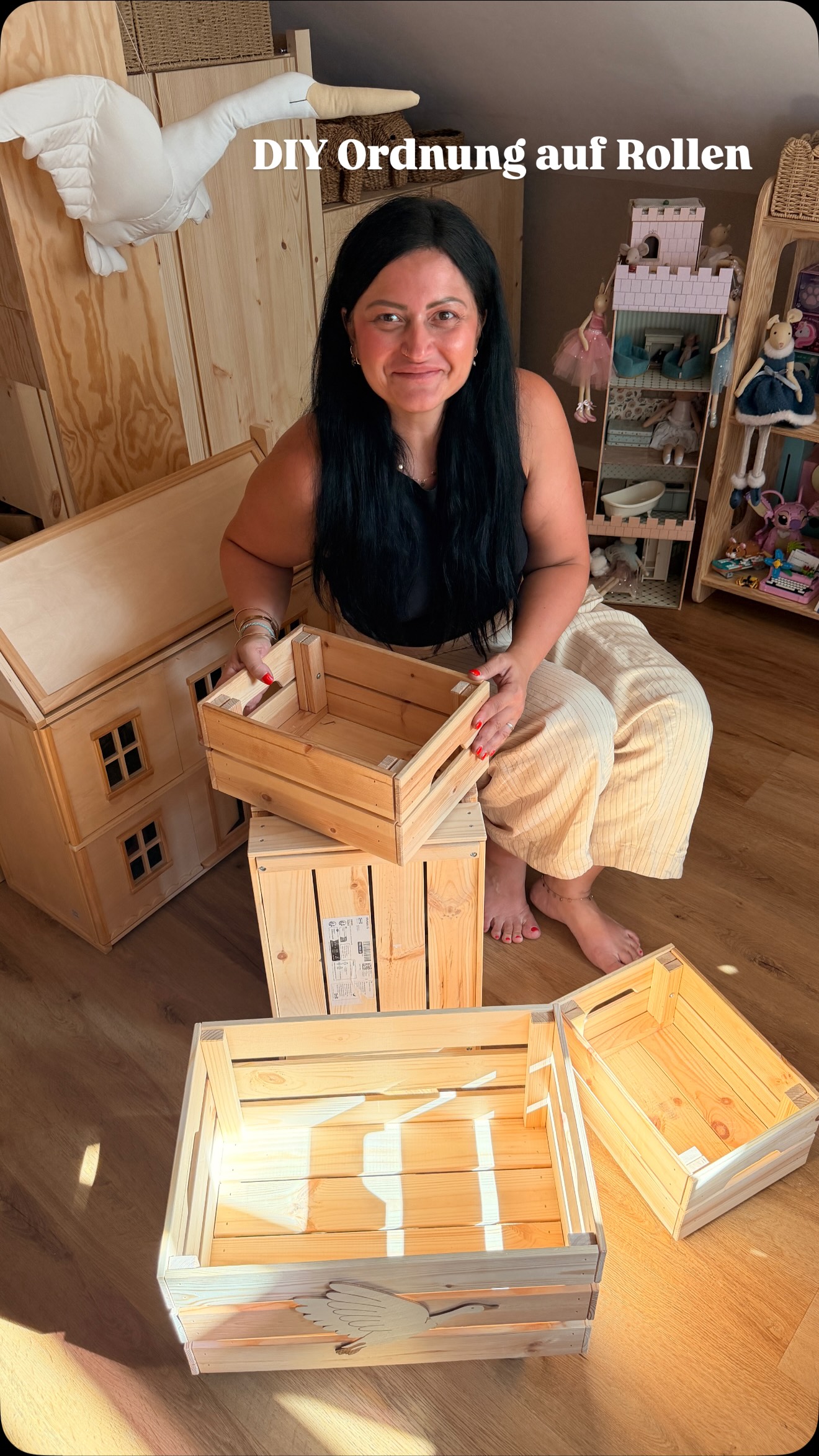 4 Holzkisten + 4 Rollen = diese Aufbewahrung! 👀🤎, Statt einen teuren Rollcontainer zu kaufen, habe ich mir einfach selbst einen gebaut – mobil, stabil & vielseitig., Perfekt als Spielzeugaufbewahrung,
