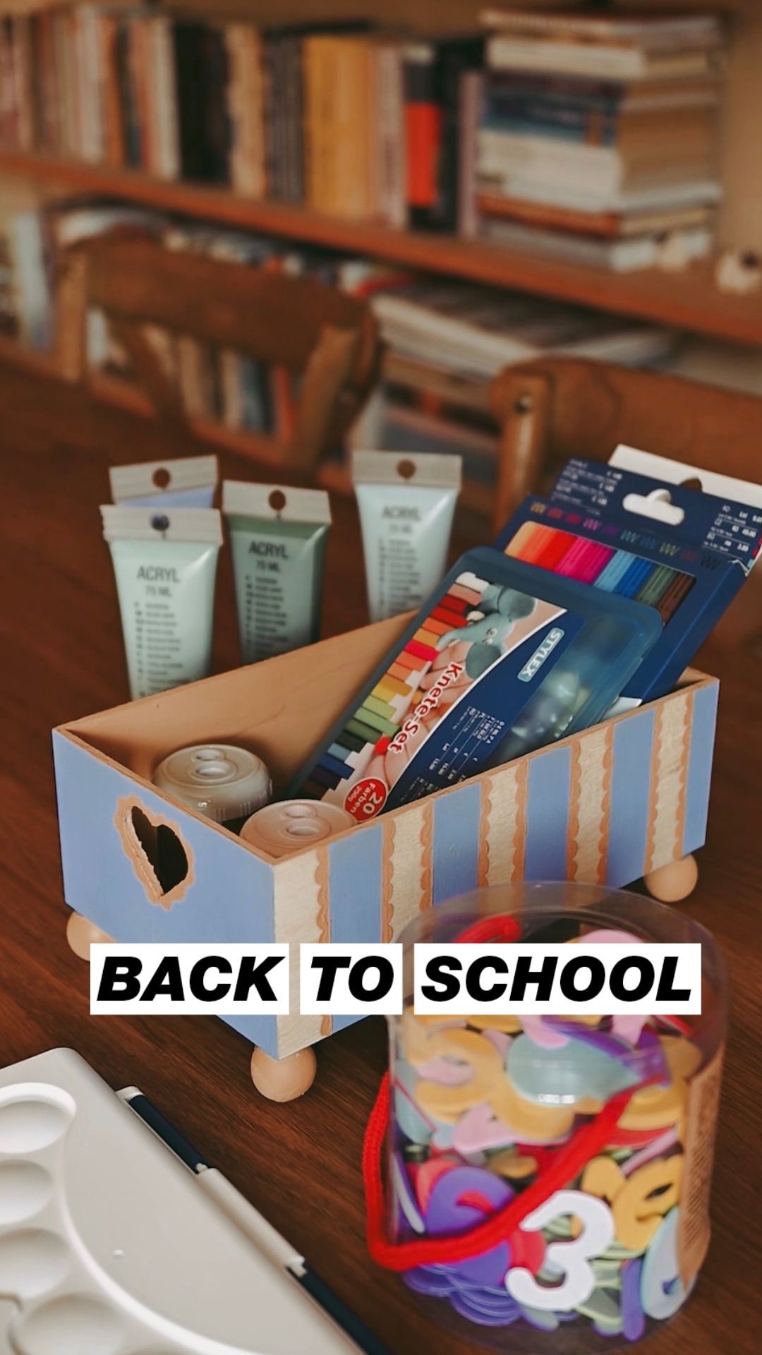 🎨 Back to School, aber make it DIY! ✏️✨, Aus einer einfachen Holzbox wird mit ein bisschen Farbe dein ganz persönliches Unikat. 💙 Ob für Stifte, Pinsel oder andere Schul-Essentials – einfach kreativ