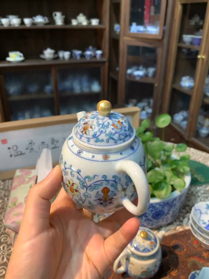 斗彩缠枝莲金钮茶壶｜有货通知🌸 茶壶有货通知啦～🌹❤️ ✨ 斗彩缠枝
