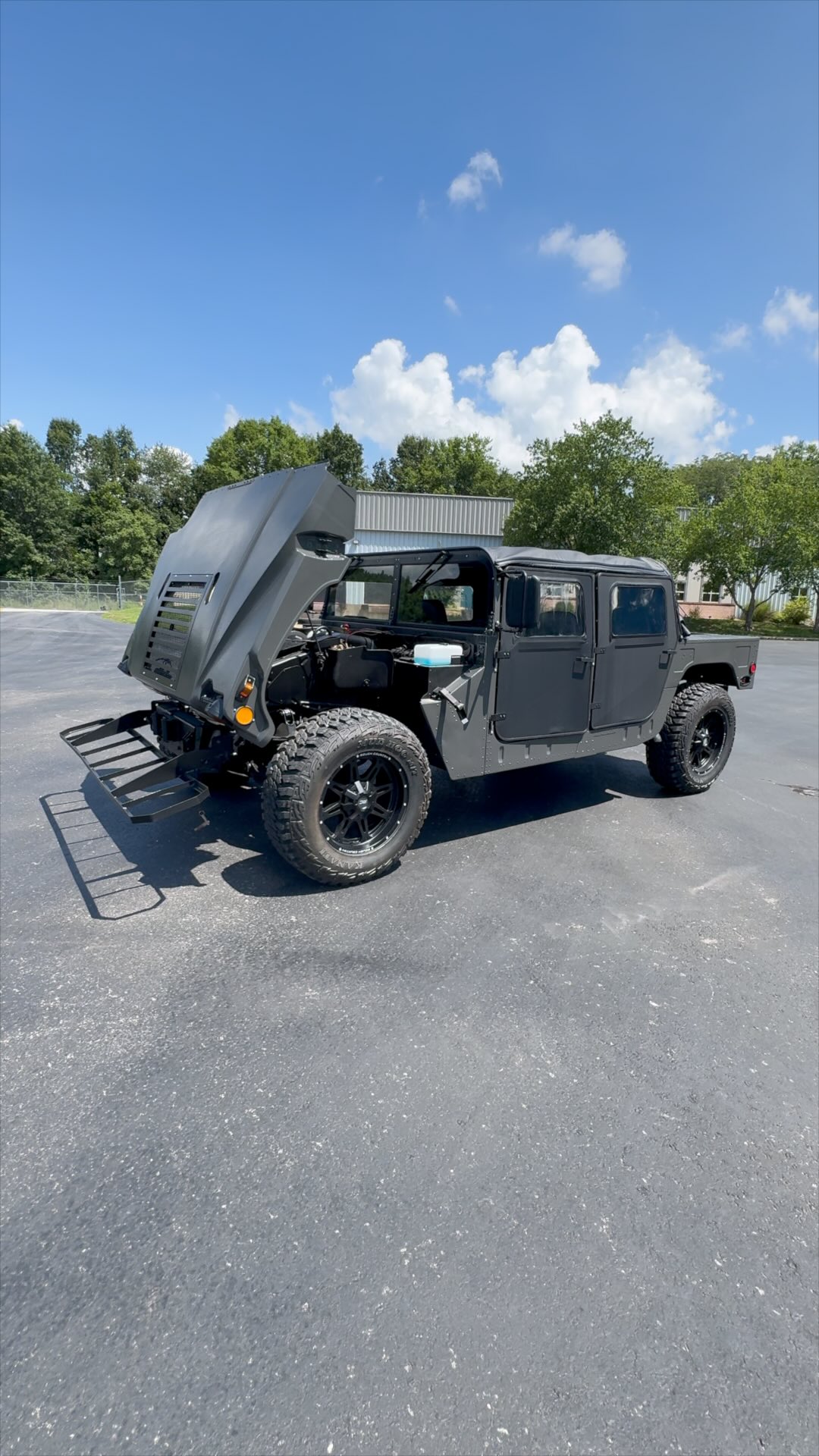 米軍　 This 1987 AM General Humvee is ready for the road! Fresh out of