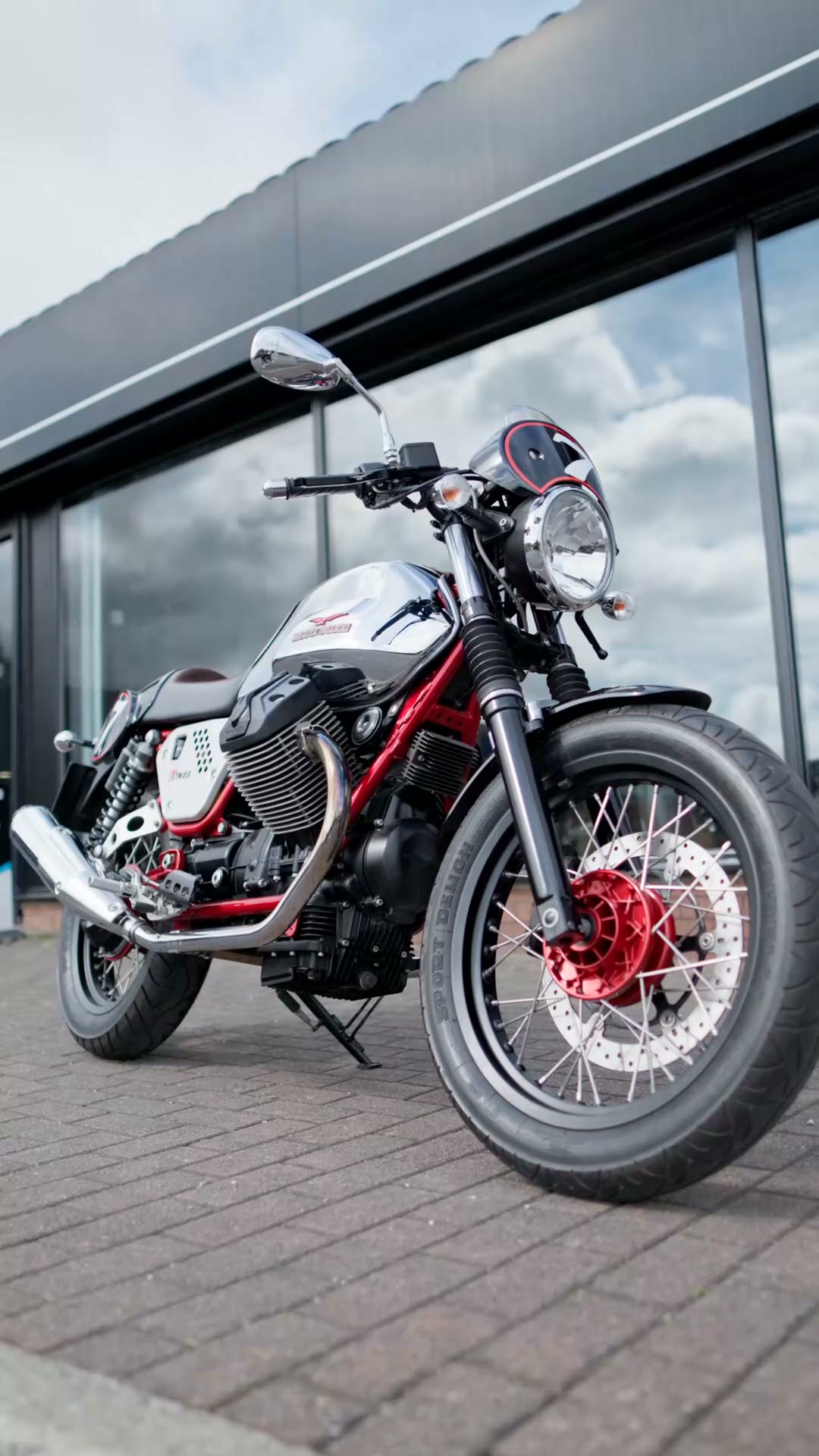 YoulesTube - MotoGuzzi V7 Racer - £4,499 Shiny shiny shiny! This