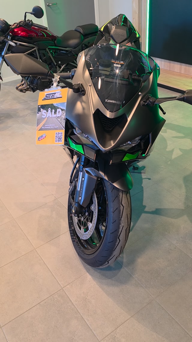 Love this custom Kawasaki ZX-11! 🔥 | CycleDrag
