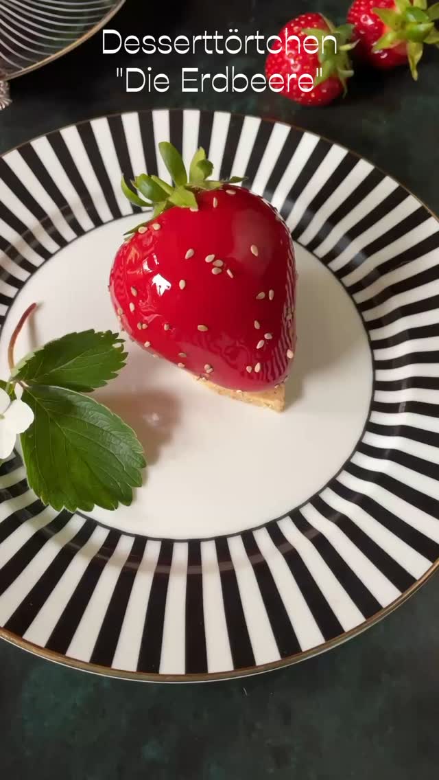 Desserttörtchen - „Die Erdbeere“ 🍓 , Mein Appetit auf Erdbeeren findet kein Ende😅! Deshalb freue ich mich auch, euch heute mein jüngst komponiertes Rezept präsentieren zu dürfen