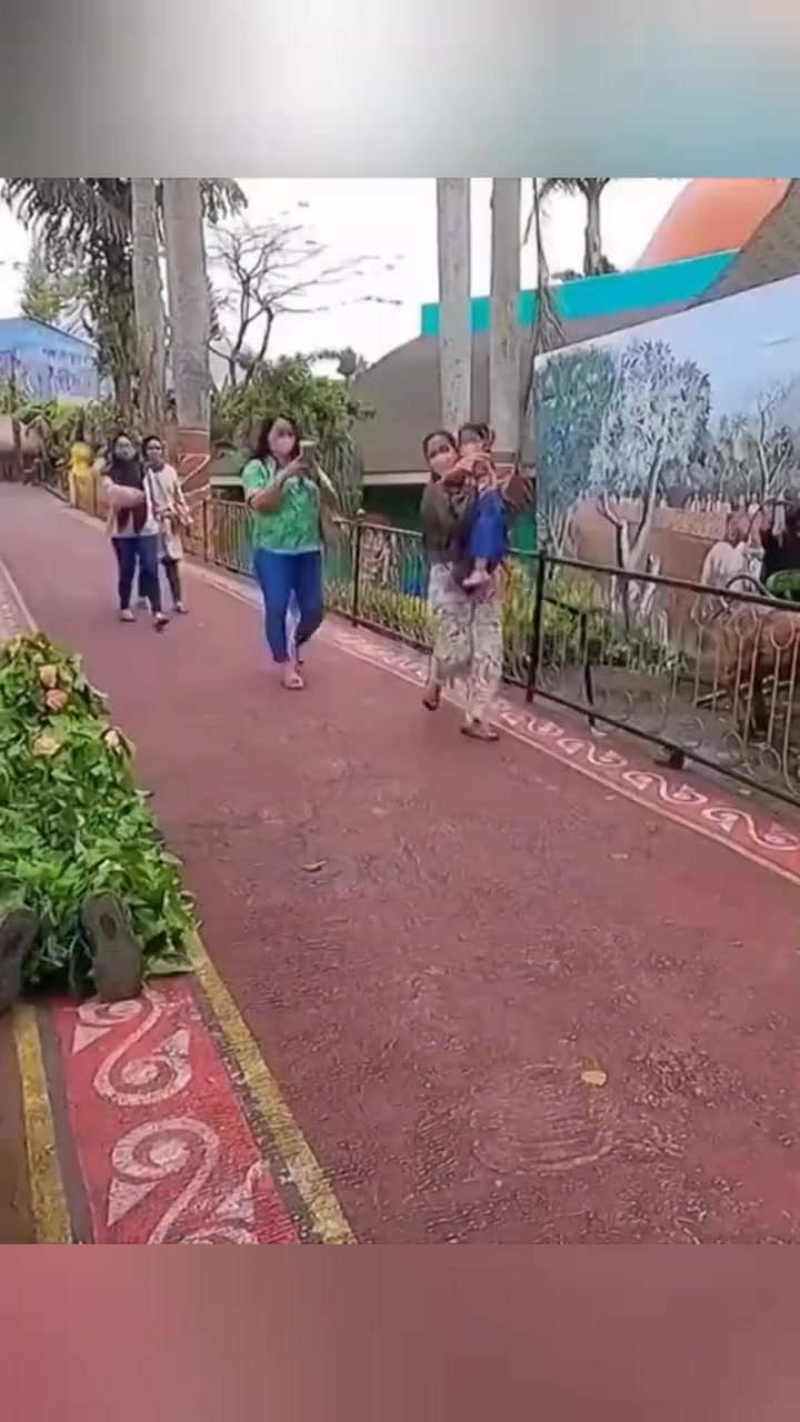 Guess My fart 💩 #scarepranks #scarecam #fail #jumpscare #scary #scared ...