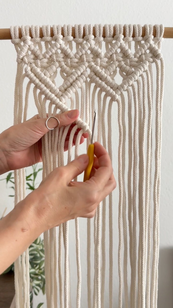 Untying in the action! How to quick and easy untie the most tight knots in macrame. Tutorial by Macrame by Whiteowlknot, #Macrame #tipsandtricks #craftideas | Macrame by Whiteowlknot