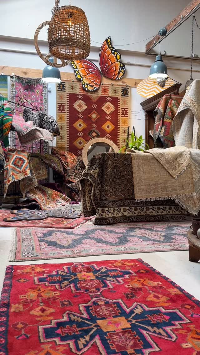 Come check out STEVE’s space 🧡 @stevereedfurniture @antiquesociety ...