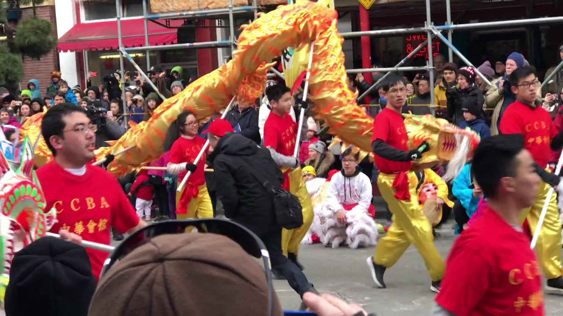新年快乐，万事如意！ (Xīnnián kuàilè, wànshì rúyì!) 