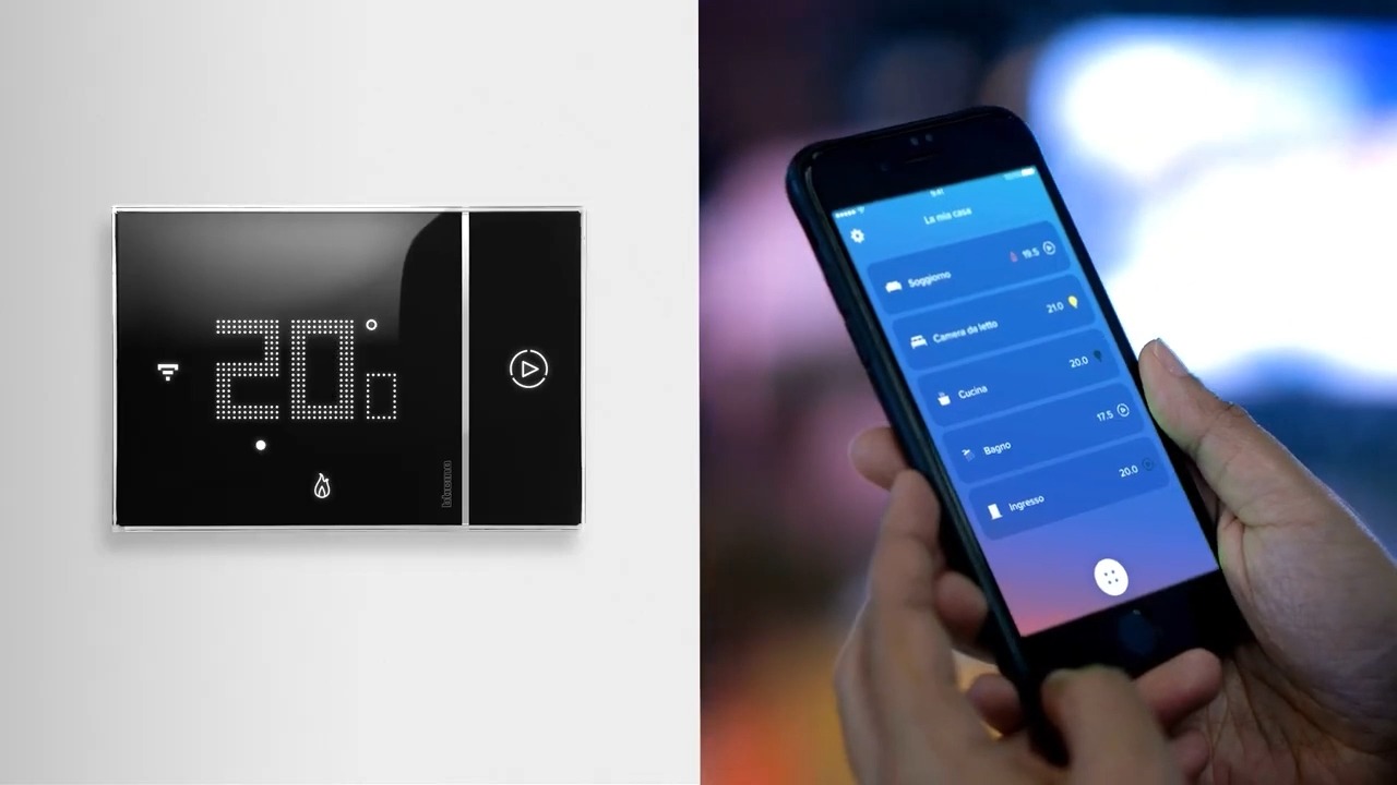 Termostato Smarther WiFi Per Alice E Alexa, Programmabile 7 Giorni Su 7, Doppia Alimentazione USB O Batteria, Accesso Remoto Da App, Condivisione Familiare E Protezione Antigelo