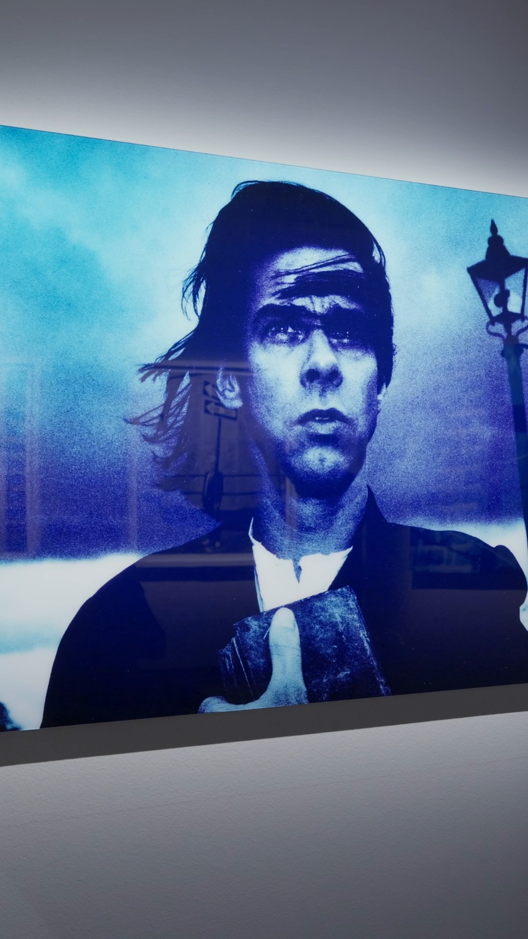 Nick Cave, captured by Anton Corbijn in London, 1999. 📸 This