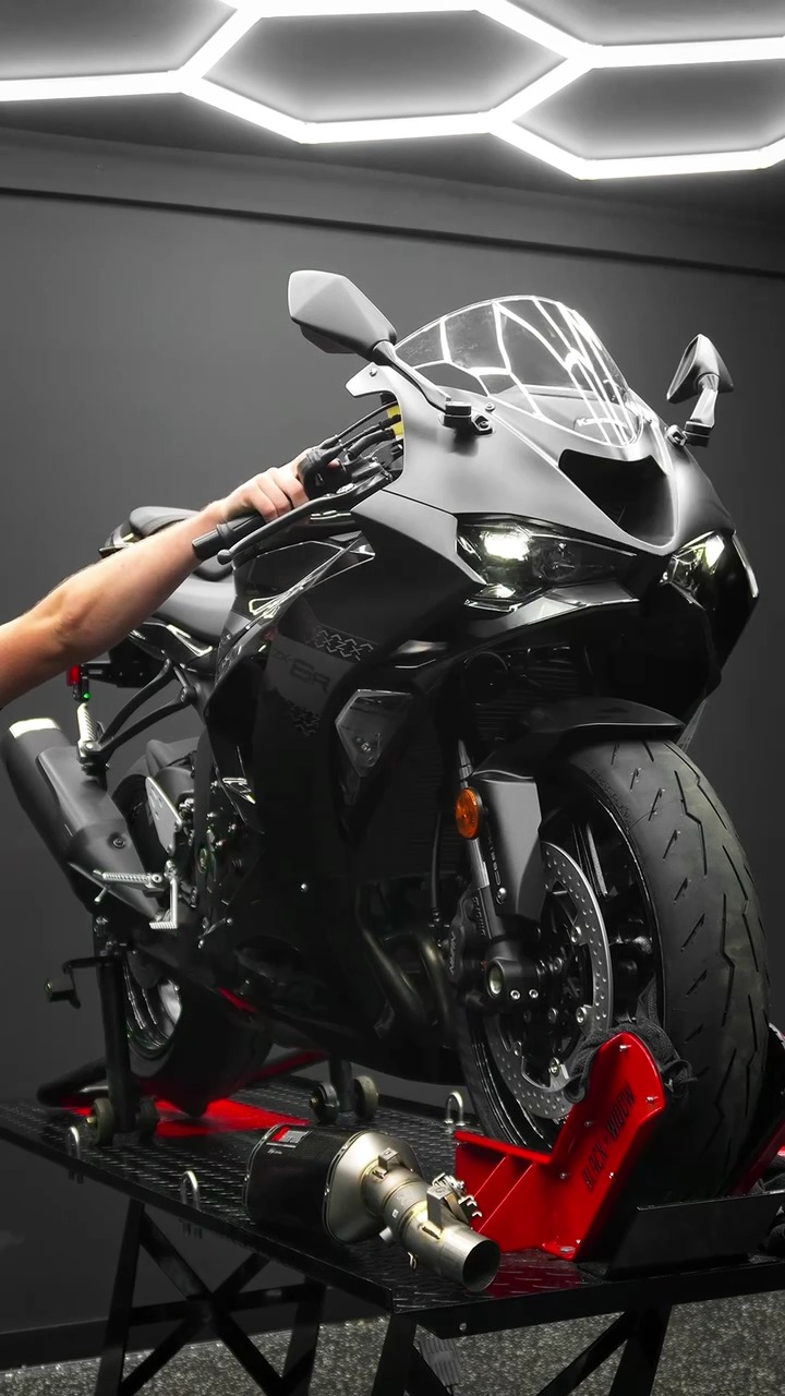 Akraprovic exhaust install on new 2027 black/black ZX6R