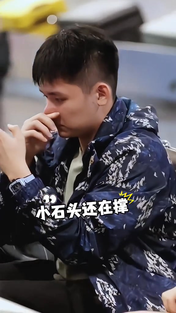 奔波了一天，王楚欽困到不行不行的，豆包還怪精神的，這瞅瞅那看看！ | 30 号 球 员 | Facebook
