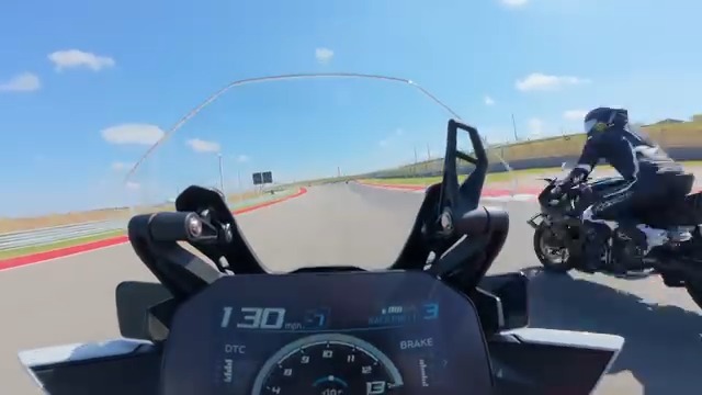 '25 M1000XR vs '25 S1000RR, a lesson in aerodynamics. No rear facing ...