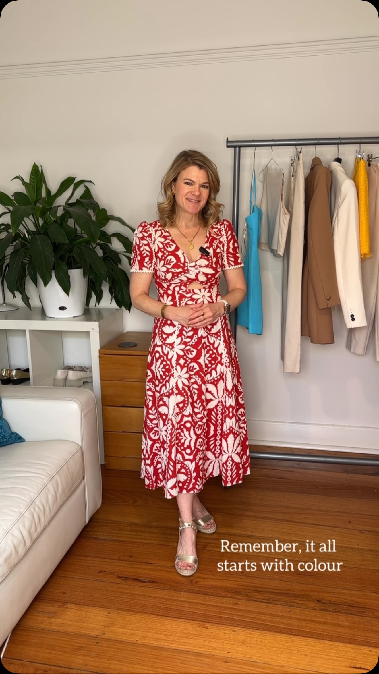 what type of shoes to wear with knee length dress If you're petite and curvy kind should you short dresses when you're out and about? Im starting a series on shoes for petite women as I get GREY BRIDESMAID DRESSES