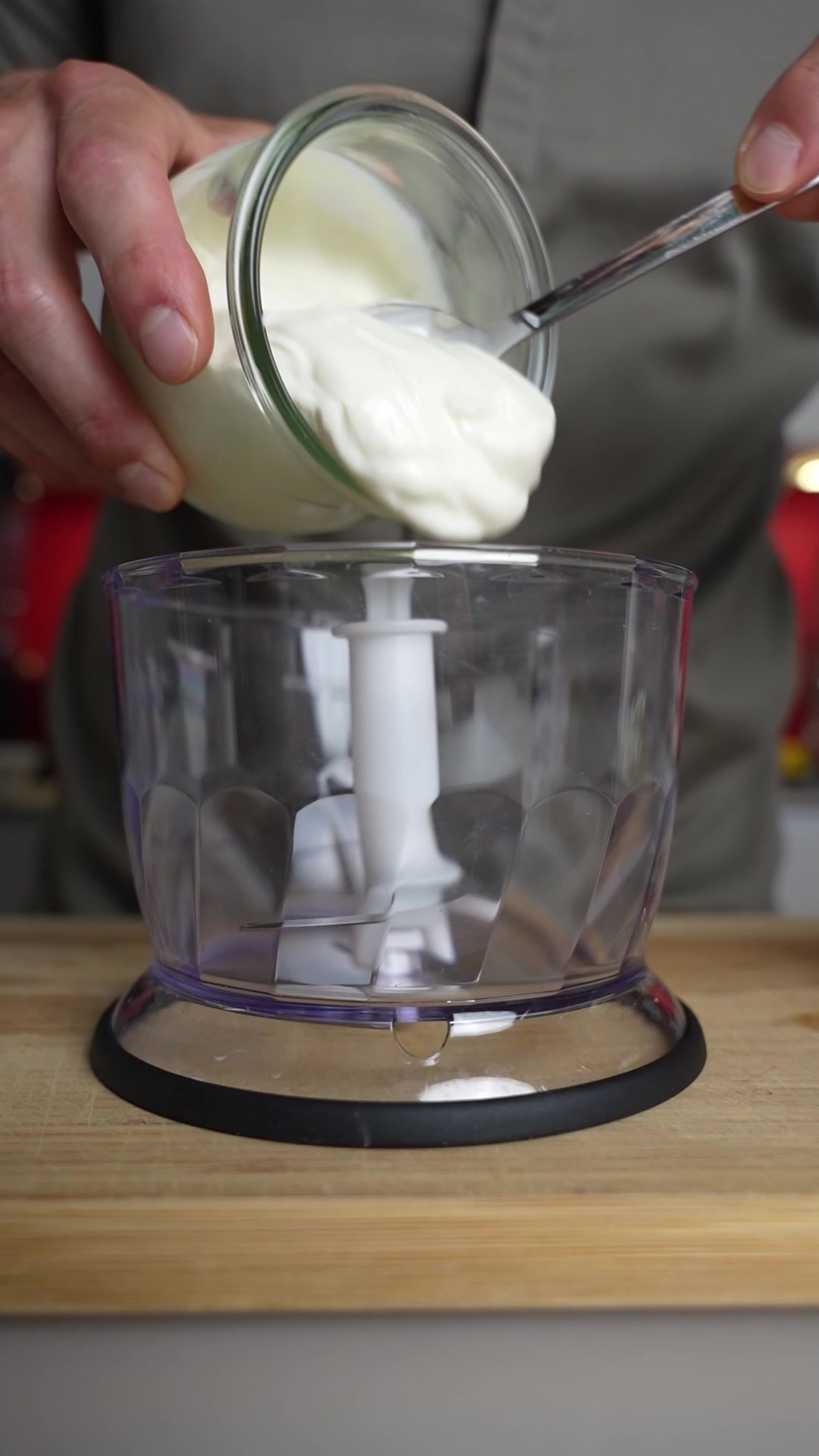 Unsere luftig leichte Joghurt-Espuma ist so vielseitig wie köstlich! 😋 Peppe beim nächsten Mal dein Lieblingsdessert hiermit auf:, Zutaten:, ▪️ 250 g Griechischer Joghurt 10 % Fett, ▪️ 150 g Quark ,