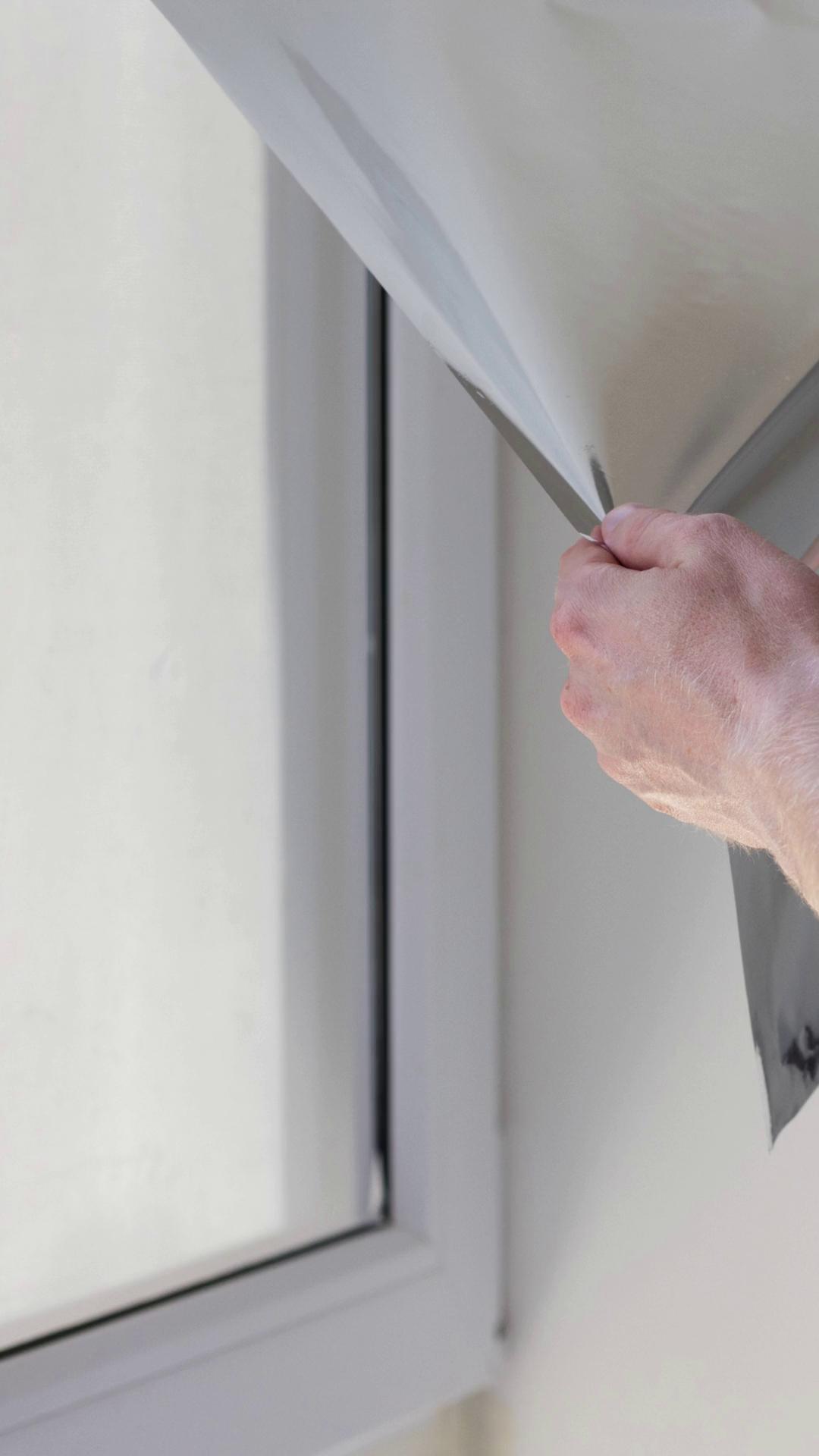 ❄️🏠 Isolierfolie fürs Fenster – der einfache Wärme-Booster!, Gerade jetzt lohnt sich’s: Mit transparenter Isolierfolie kannst du deine Fenster super easy abdichten und die Wärme drinnen halten. 🔥✨,