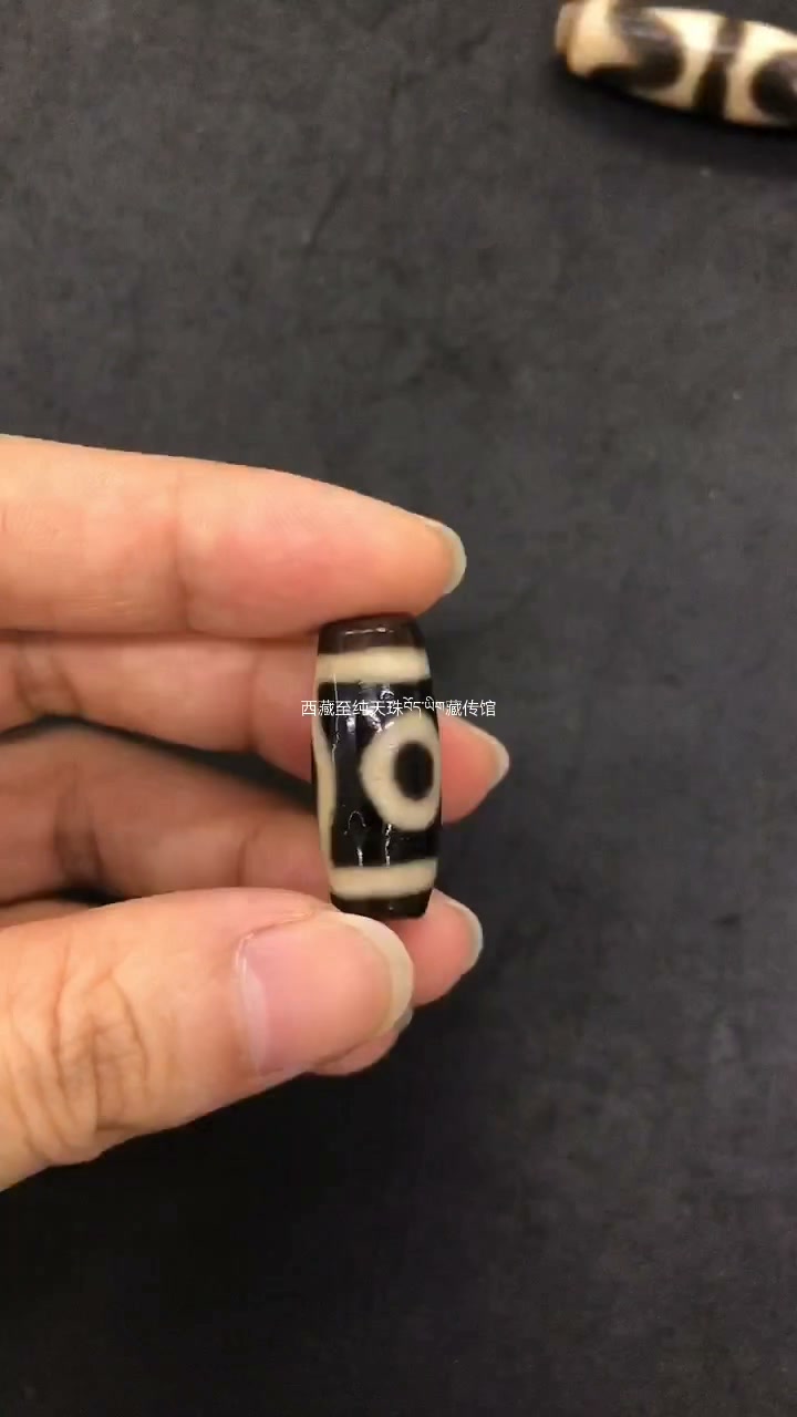 非常独特的一颗至纯金刚九眼天珠这颗宝贝可说是可无可挑剔的一颗，沉稳