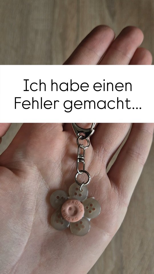🚨 Diesen Fehler solltest du bei deinem Knopf-Blumen-Schlüsselanhänger NICHT machen! 🌸🔑, Ich habe aus 6 Knöpfen )5 in einer Farbe und 1 in einer anderen) eine kleine Blume gelegt. 🌼, 👉 Ganz wichtig: