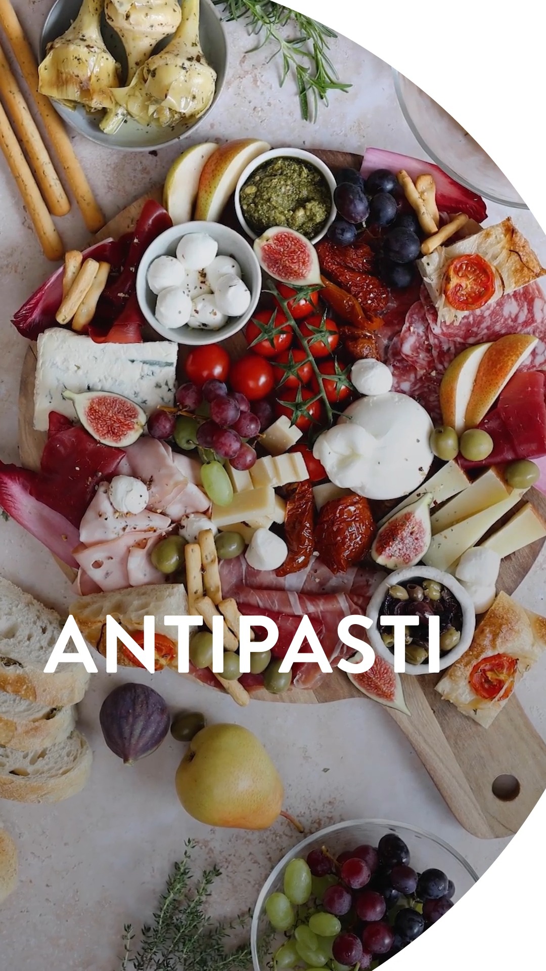 So startet der perfekte Abend! 🫒✨ Ein bunter Antipasti-Teller mit allem, was das Herz begehrt. Von knackigem Gemüse bis hin zu herzhaften Aufschnitten. ❤️ , 👉 Was darf auf deinem Antipasti-Teller