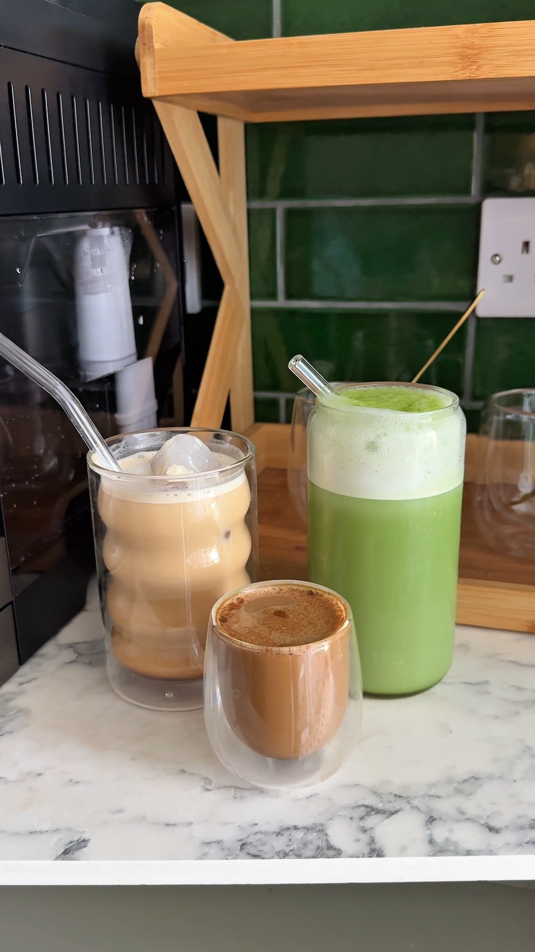 Today’s mood: something creamy. ☕️☁️ Cappuccino, Iced Matcha oder Latte Macchiato? Mit der #MagnificaDuo und LatteCrema Hot & Cool genießt du deine Faves mit cremigem Milchschaum, egal ob hot oder