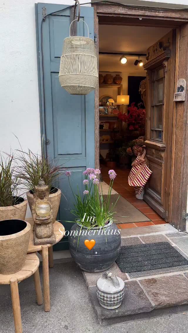 Ich mache morgens die Tür auf und denke auch nach über dreißig Jahren jedes Mal: wie schön es doch hier ist 🧡, Dann gehe ich einmal durch den Laden und genieße diese besondere Energie., Ein besonderer