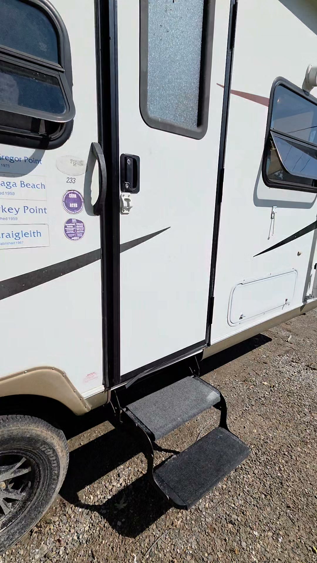 2011 camper for sale with dark brown and yellow interior
