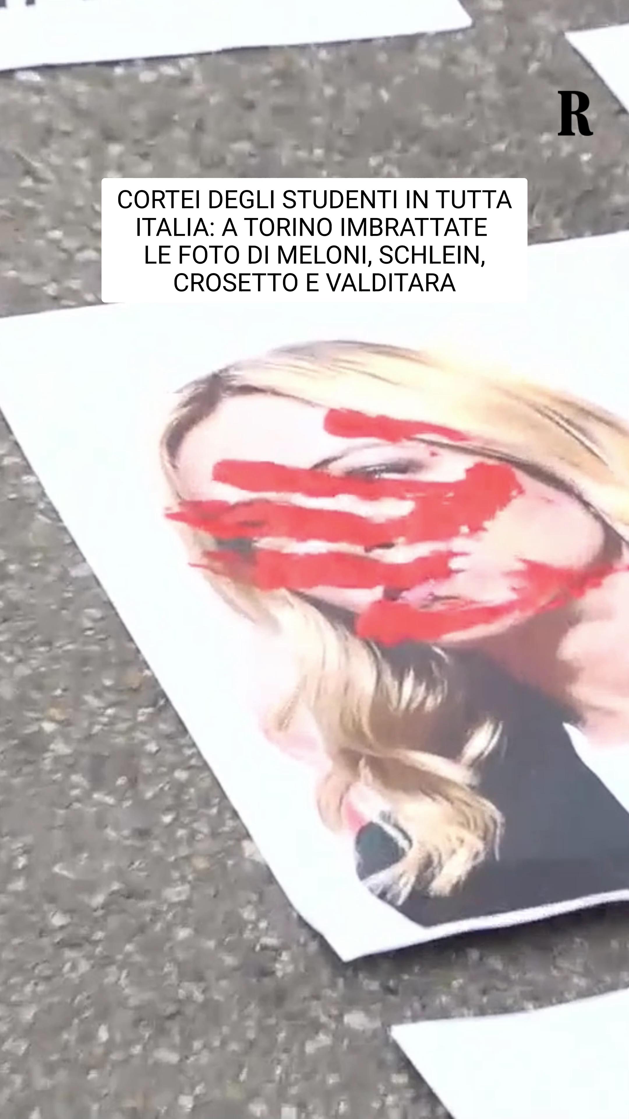 A Torino gli studenti prendono parte al corteo partito da piazza XVIII  Dicembre e diretto lungo via Cernaia. Alla partenza della manifestazione  sono stati posizionati a terra fogli con le immagini ...