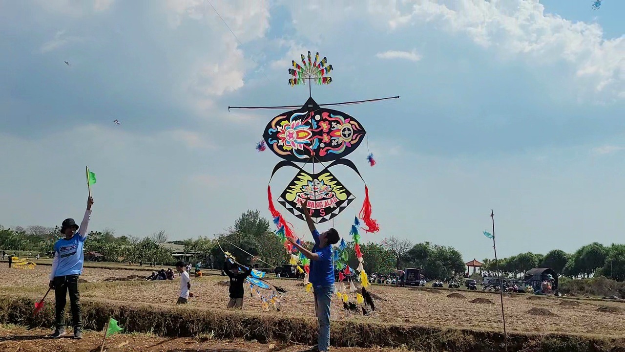Layangan kok fiber 😭 isaku gawe ngene panggah tak syukuri | Deeva Kite ...