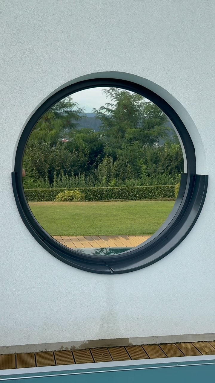 Spiegelfolie für den perfekten Look 🪞✨, Auch bei einem runden Fenster – präzise foliert und ein echter Hingucker! 🔥, #spiegelfolie #fensterfolie #sichtschutz #fensterfolierung #folierung