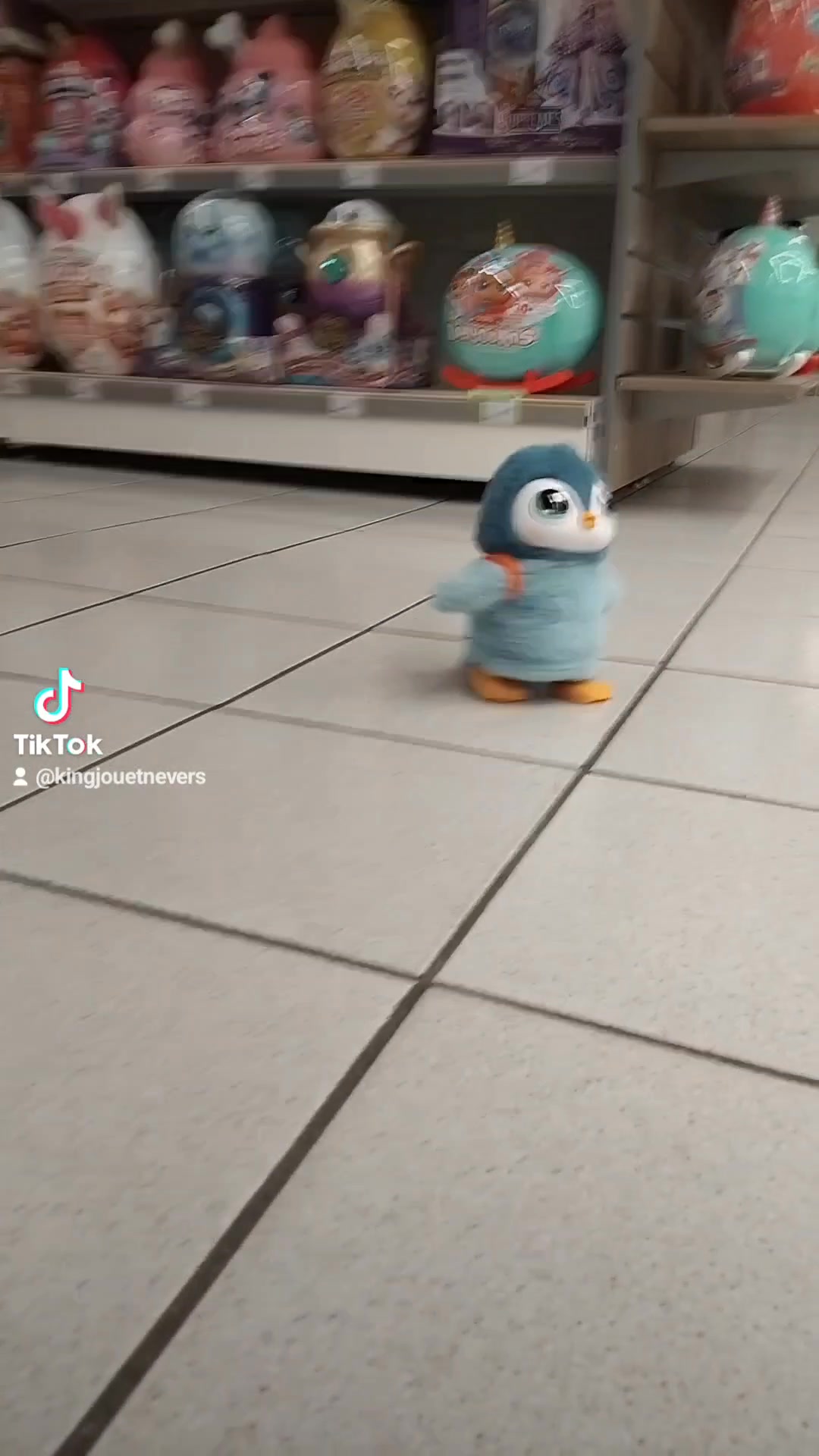 Little Live Pets Mon Petit Pingouin - Waddles | Jouet interactif Doux à câliner Qui Marche, Danse et Bat des Ailes. Plus de 25 Sons et réactions. Piles fournies. À partir de