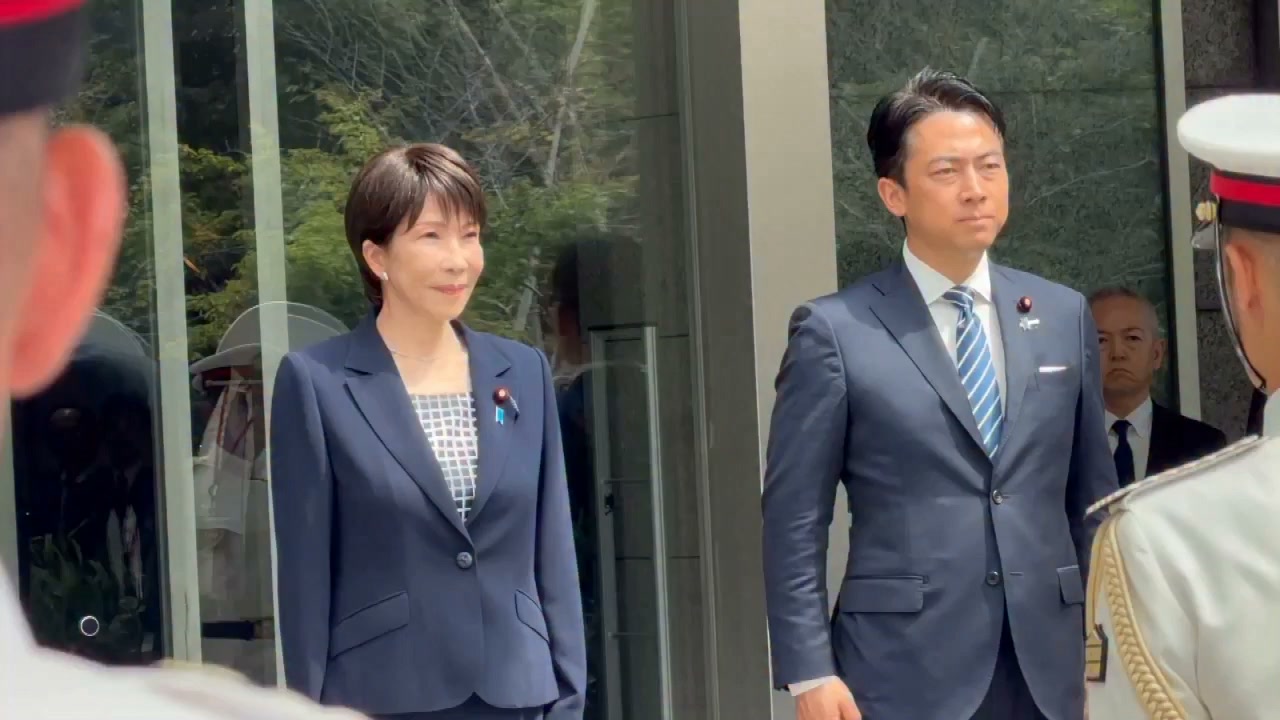 防衛省（Japan - 海上自衛隊 礼装 冬服 幹部用（写真左）、礼装 冬服