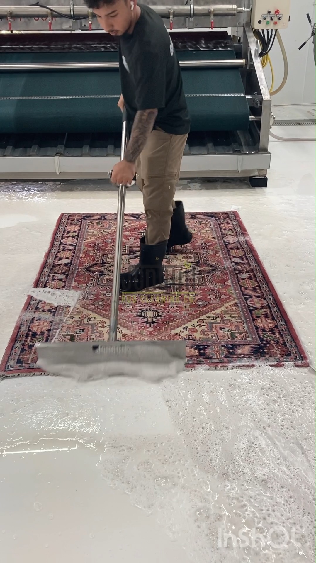 SATISFYING SCRUB AND SQUEEGEE! Hand-knotted wool rug! #rugcleaningatl # ...