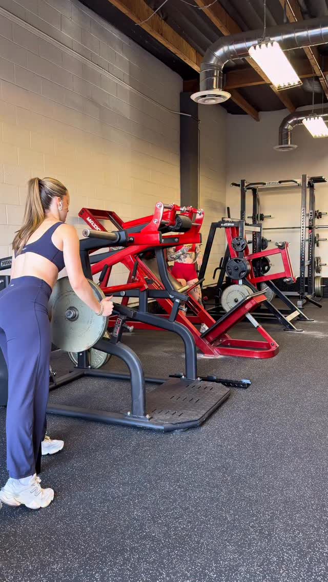 back that thang upppp 😝 this is my STAPLE glute day, let me put you on ...